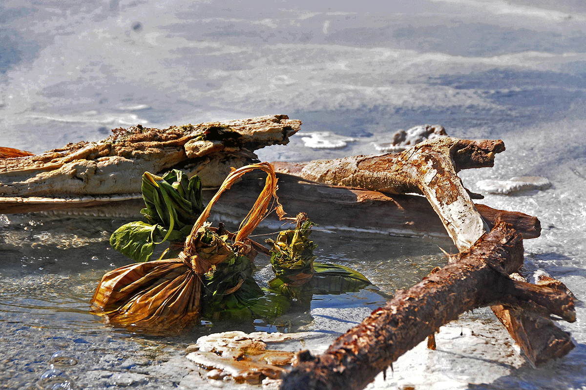 Kibiro Hot Spring in Uganda beside Kibiro salt gardens and Lake Albert — Kibiro Hot Springs Uganda and Lake Albert Hot Springs landscape