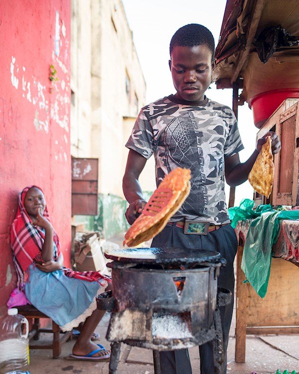 Uganda Food Guide 7 Ugandan street vendor preparing a Rolex with chapati and eggs